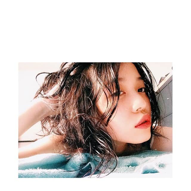 長嶋りあんのインスタグラム：「あっちーなー。ウエッティー癖っ毛ヘアで引きこもり。 #hair #あちーなー #冷房かけたくない」