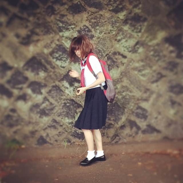 木部さんのインスタグラム：「修学旅行のときの写真です。  試食してたら班のみんなとはぐれました。  この写真、すごく気に入ってて、今の私の携帯電話の待受画面にしています。」