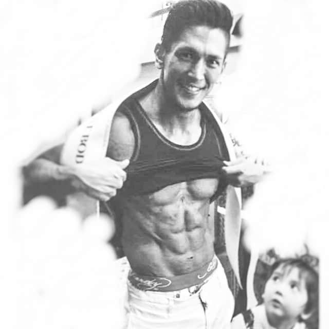 のインスタグラム：「マッチョな兄とその息子💪🐣 #sixpack#fit#summerbody」