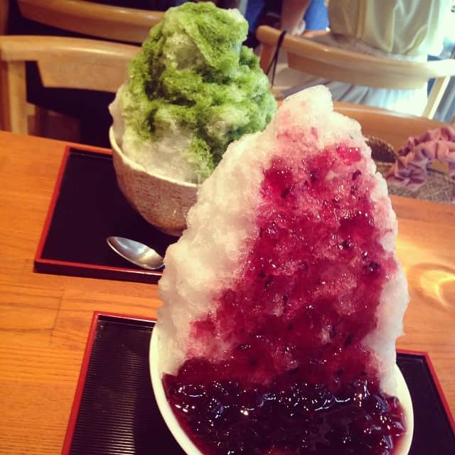 笛木優子のインスタグラム：「포도빙수랑 녹차빙수... ぶどうと宇治のかき氷🌻🍧 おいしすぎる #志むら」