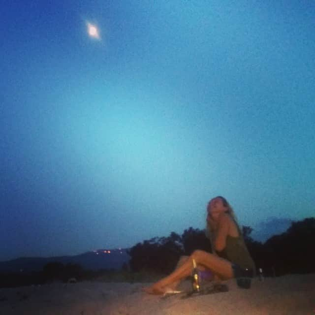 ペルネル・キャロンのインスタグラム：「#nightonthebeach #corse #muscat」