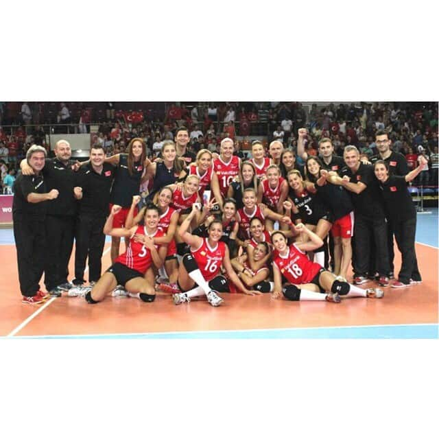 VakıfBank SKのインスタグラム：「1-2-3 Ağustos 2014 GrandPrix Maçlarının İlk Ayağını 3 Te 3 Yaparak Tamamlayan A Milli Takımımızı Tebrik Ederiz.. #Türkiye」