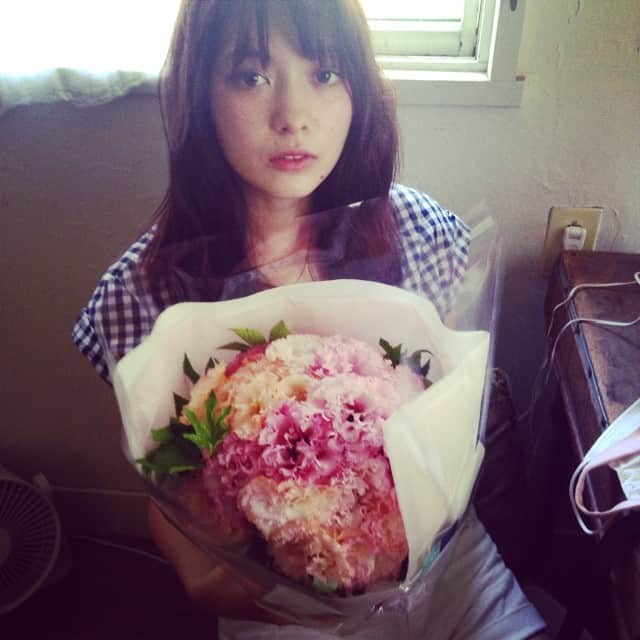 玉城ティナさんのインスタグラム写真 - (玉城ティナInstagram)「ぱいせんの誕生日を viviめんばーでおいわい。  #19 #HBD #flower #cute #love」8月6日 11時59分 - tinapouty