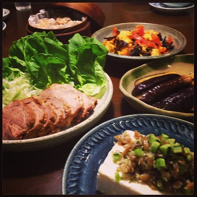 志摩有子さんのインスタグラム写真 - (志摩有子Instagram)「忙しい時にはねぎ豚を作っておくと助かる。あとは搾菜豆腐と茄子の蒸し物、トマトと卵炒めなど。 #dinner  #summer」8月6日 21時37分 - ariko418