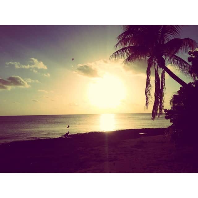 倉地美晴さんのインスタグラム写真 - (倉地美晴Instagram)「泊まっている部屋のバルコニーから、カリブの海に沈む夕陽を見てる #Sunset #grandcayman #cayman #worldtrip #trip #beach #sea」8月7日 8時34分 - miharu_kurachi