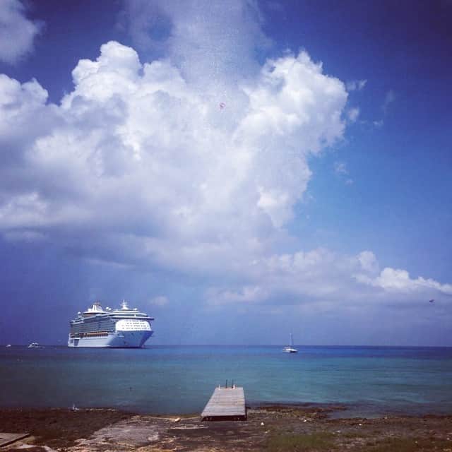 倉地美晴さんのインスタグラム写真 - (倉地美晴Instagram)「15時のフライトでケイマンブラックに移動します。この景色とももうすぐお別れ。 #grandcayman #Cayman#beach」8月8日 0時52分 - miharu_kurachi
