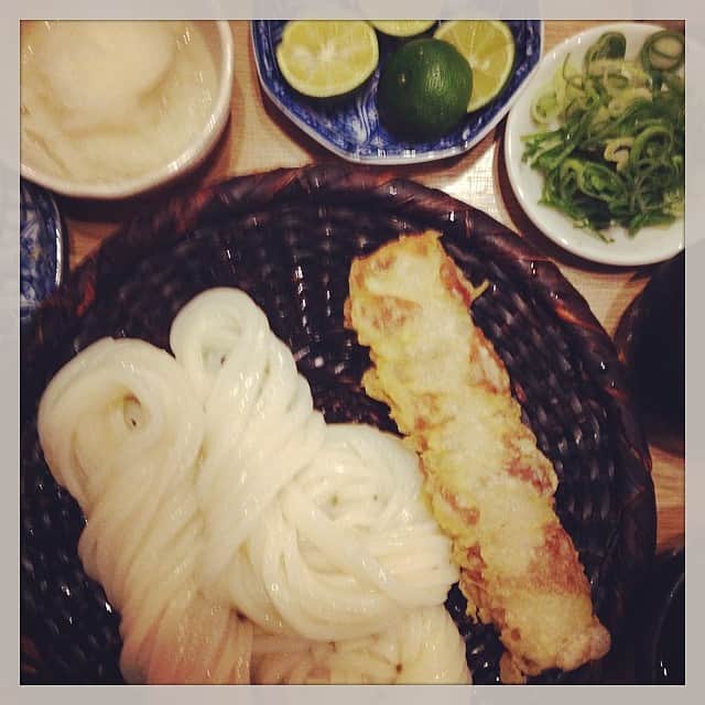 志摩有子さんのインスタグラム写真 - (志摩有子Instagram)「先週まさかの麺売り切れで涙を飲んだ慎にリベンジ。ツルツルもちもちの冷やしざる。すだちとおろしに竹輪天も。大満足♡ #讃岐うどん」8月8日 21時22分 - ariko418