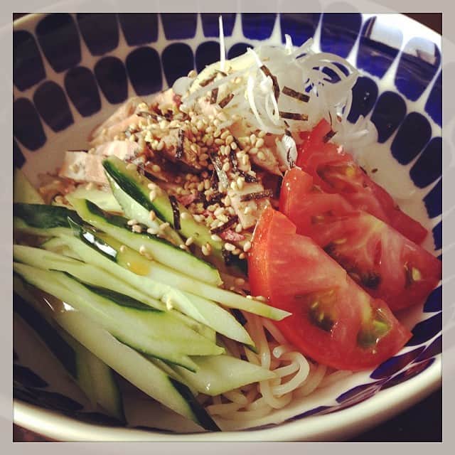 志摩有子さんのインスタグラム写真 - (志摩有子Instagram)「冷蔵庫の中のものをお昼ごはんにも。熟成麺になりかかっていた冷やしラーメンなるもの（冷やし中華と間違えた）に作り置きのネギ豚を乗せて。味は、甘めの冷やし中華だった…。#lunch #summer」8月8日 12時48分 - ariko418