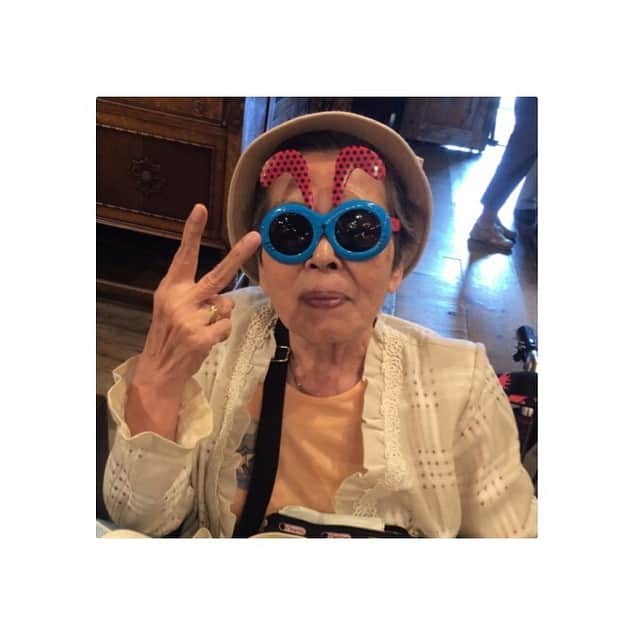 里海さんのインスタグラム写真 - (里海Instagram)「一泊で、おばあちゃんと函館旅行でーす( ﾉ∀)ﾉ弾丸だけど、楽しい♫♫#おばあちゃん #函館 #サングラス やめなさい‼︎って怒ってるけど、ノリノリのおばあちゃんww」8月8日 14時20分 - satoumi0330
