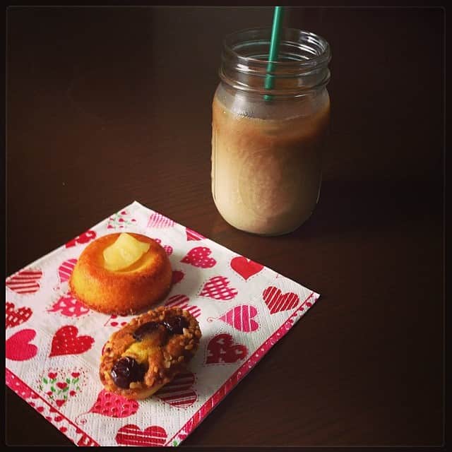 志摩有子さんのインスタグラム写真 - (志摩有子Instagram)「久々の未明までの作業の寝不足の朝。とりあえずカフェインと糖分摂取で目を覚そう。#goodmorning」8月9日 9時55分 - ariko418