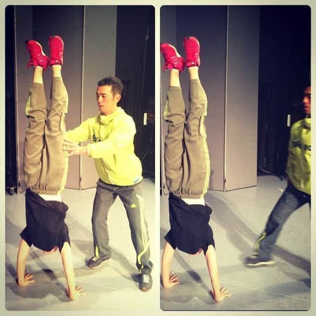 関根麻里さんのインスタグラム写真 - (関根麻里Instagram)「#Handstand♪  #よしお 先生の#体操 教室♪  #カンコンキン の本番前の舞台上にて！  #中村嘉夫 #関根麻里  #支えなしは一瞬だけ(笑)」8月9日 21時33分 - marisekine