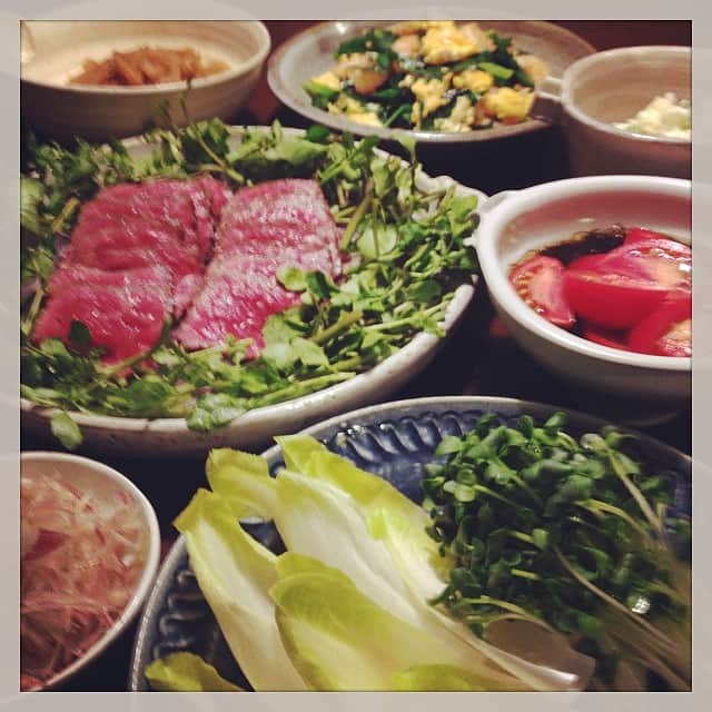 志摩有子さんのインスタグラム写真 - (志摩有子Instagram)「野菜不足を補うかのような野菜だらけの献立で。旦那さんが奮発して買ってきたランプで薬味たっぷりの牛タタキ。ニラ玉、レンコンのきんびらなど。原稿はまだ終わらず😢食後に持ち越しに。#sunday #晩ごはん」8月10日 19時59分 - ariko418