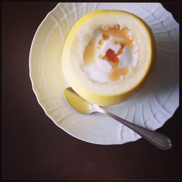 志摩有子さんのインスタグラム写真 - (志摩有子Instagram)「台風一過で朝から快晴。朝食にグレープフルーツゼリーにヨーグルトをプラスしてメープルシロップをたらり。コクが増してうまし。#goodmorning」8月11日 9時34分 - ariko418