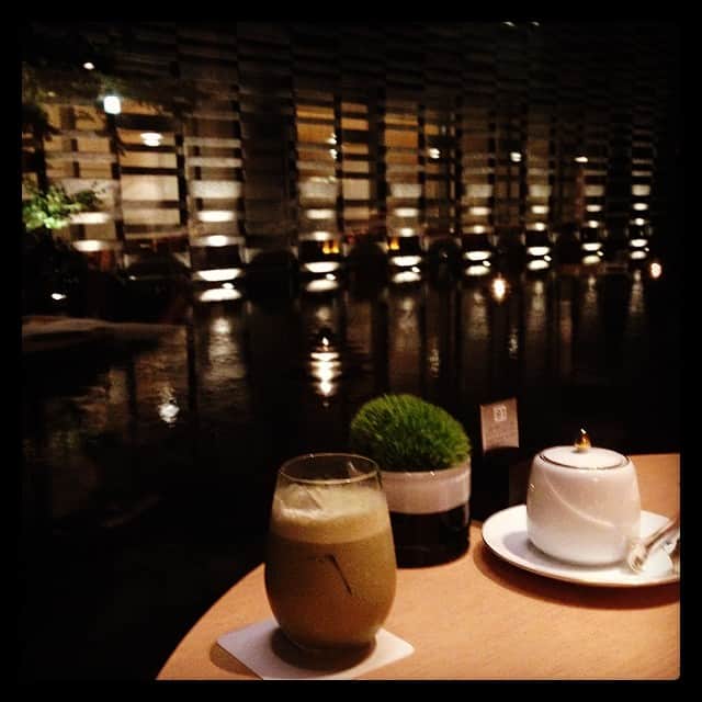 志摩有子さんのインスタグラム写真 - (志摩有子Instagram)「打ち合わせラッシュの最後はオリガミ。明かりが灯った水面が落ち着かせてくれる。#work #打ち合わせ #水面」8月11日 19時20分 - ariko418