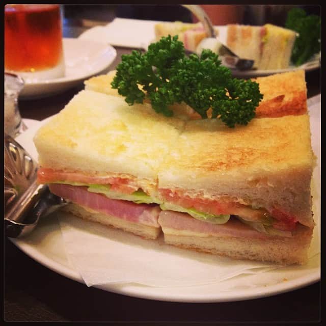 志摩有子さんのインスタグラム写真 - (志摩有子Instagram)「青山ウエストで長い打ち合わせ。いつものアイスティーに今日はBLT。#work  #打ち合わせ #sandwiches」8月12日 11時54分 - ariko418