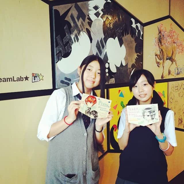 pixivのインスタグラム：「本日、香港にある蛇口QSI International Schoolと神奈川県立城郷高等学校の学生さんがオフィス見学に来てくれました～！ pixivについて詳しいpixivマニアなお二人でした(*´▽｀*) pixiv名物の絵馬も描いてくれましたよ～！ 最後は力作の絵馬と共に記念写真をパシャリ☆ お越しいただきありがとうございました！ Today students from QSI International School (Hong Kong) and Shirosato High School (Kanagawa Prefecture) visited our office! There were two pixiv fans in the group! (*´▽｀*) They also drew an ema for us! Finally, we took a commemorative photo!☆ Thanks for dropping by!」
