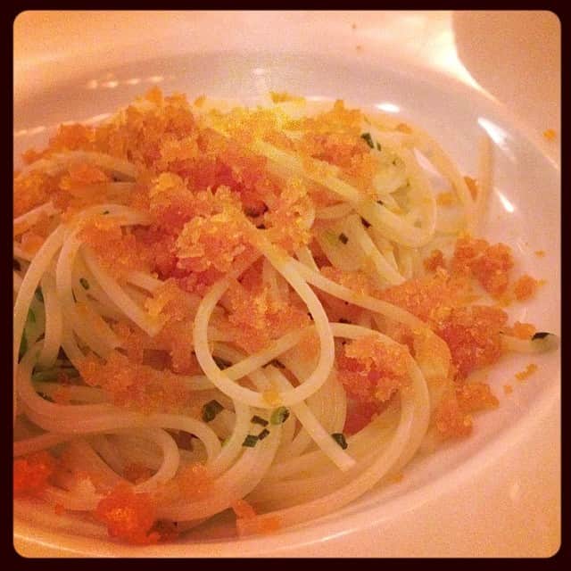 志摩有子さんのインスタグラム写真 - (志摩有子Instagram)「〆はカラスミと青唐辛子のパスタ。#pasta #hot #ウニも食べちゃった」8月12日 22時22分 - ariko418