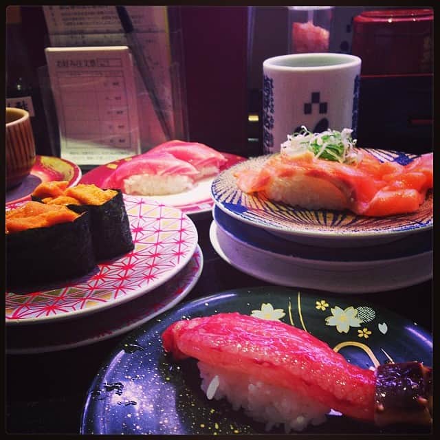 志摩有子さんのインスタグラム写真 - (志摩有子Instagram)「絢爛豪華✨回転寿し♪ お腹空き過ぎてがっつき過ぎちゃう。家族三人横並びで。#晩ごはん #寿司」8月13日 21時09分 - ariko418