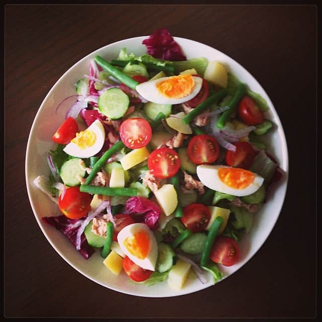 志摩有子さんのインスタグラム写真 - (志摩有子Instagram)「お盆休みだけど、午後から打ち合わせ。その前にたっぷりのサラダで早めのランチ。#lunch #salad #野菜不足解消」8月14日 11時42分 - ariko418