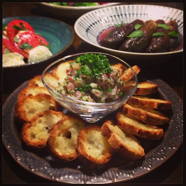 志摩有子さんのインスタグラム写真 - (志摩有子Instagram)「ちょっと余裕のある日の晩ごはん。鯛とホタテのタルタルにアンチョビ風味の蒸し茄子のマリネとカプレーゼ。茄子のマリネにはミントを。#dinner  #晩ごはん」8月14日 21時48分 - ariko418