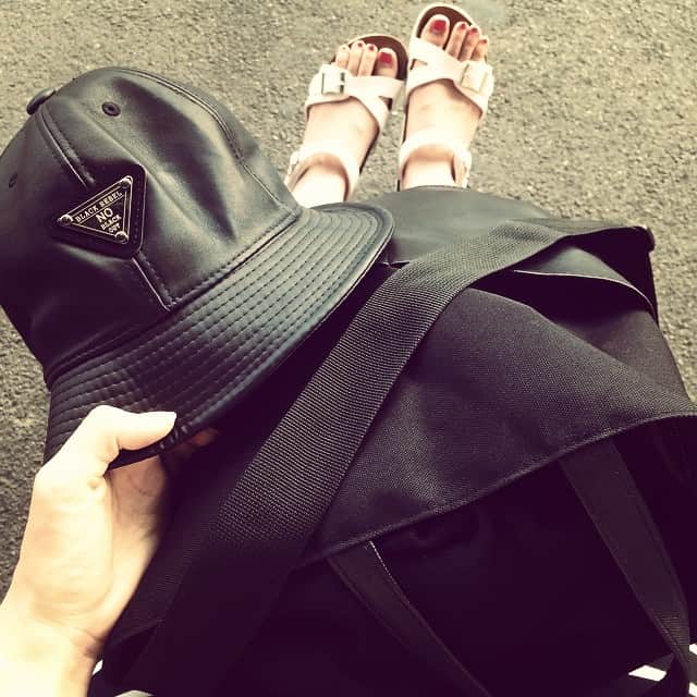 飯田里穂さんのインスタグラム写真 - (飯田里穂Instagram)「my favorite things.. 요즘 마음에드는 것. #hat #bag #black」8月16日 19時35分 - rippialoha