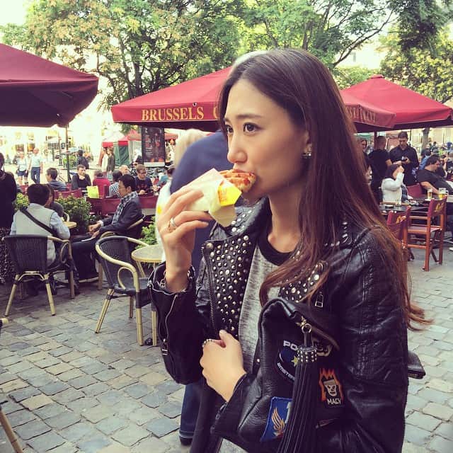 白雪のインスタグラム：「ワッフルに噛りつく。  #Brussels #Belgium #yummy #waffle #travel #traveling #travelgram 🇧🇪」