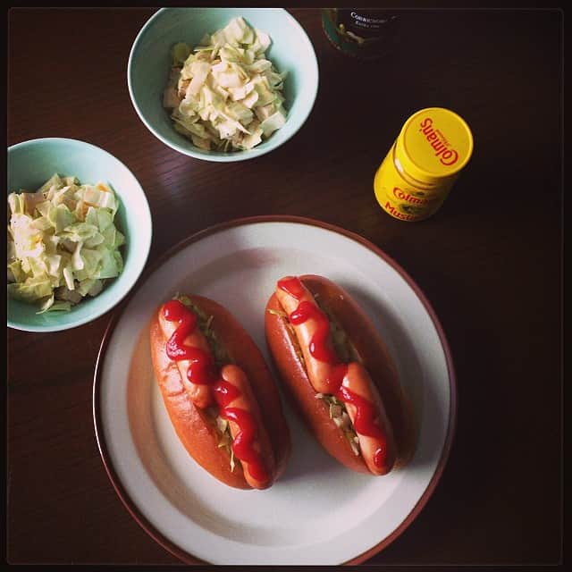 のインスタグラム：「朝からいいお天気☀️今朝はホットドッグ。コールスロー©jojoponまた作っちゃった！この組み合わせクセになる。 #goodmorning #hotdog #jojopon」