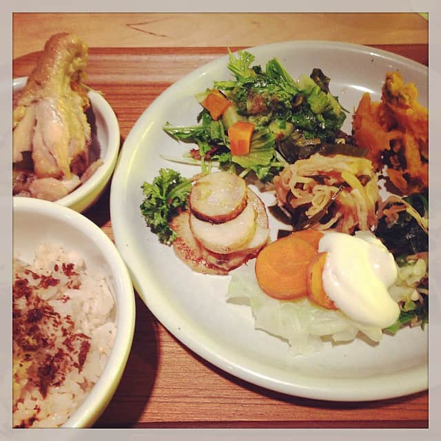 志摩有子さんのインスタグラム写真 - (志摩有子Instagram)「表参道で打ち合わせだったので、ランチはクレヨンハウスで野菜のビュッフェ。さまざまな料理に仕上げられた野菜をたっぷりいただだきます。 #lunch #vesetables #healthy」9月12日 13時28分 - ariko418