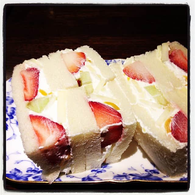 志摩有子さんのインスタグラム写真 - (志摩有子Instagram)「銀座に移動して打ち合わせ。おやつに千疋屋のフルーツサンド。久々にお店で食す。お行儀のいいおすましフルーツサンド。 #break #おやつ #フルーツサンド」9月12日 16時42分 - ariko418