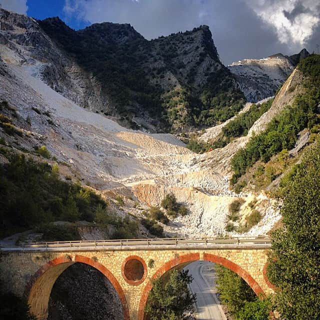 Montrailさんのインスタグラム写真 - (MontrailInstagram)「What a butte! ;) Looking forward to grinding it out on some marble switchbacks on Sunday! @meganlizotte #findyourtrail  #wmrc2014 #usmrt #TeamUSA #trailrunning #mountainrunning #carrara #massa #italy」9月13日 2時04分 - montrailrunning