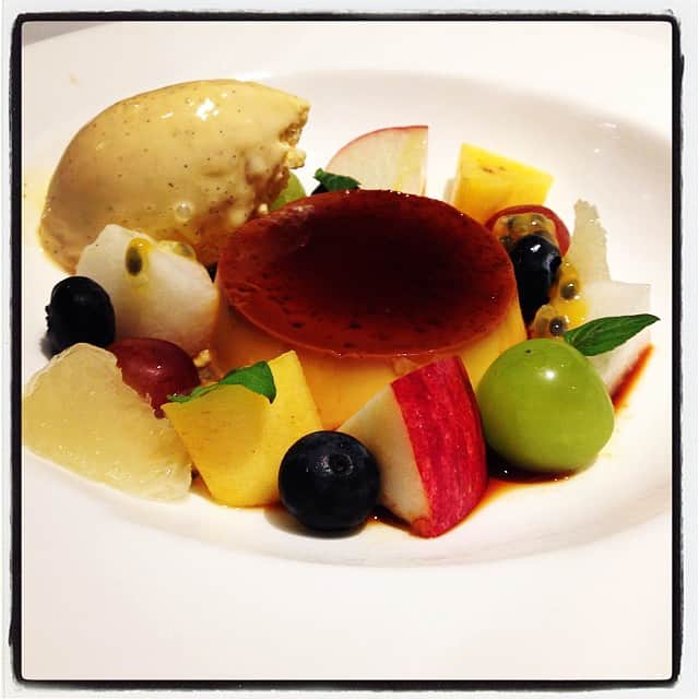 志摩有子さんのインスタグラム写真 - (志摩有子Instagram)「デザートは大人のプリンアラモード。大人ってなんだ？#dessert #custard pudding」9月13日 22時22分 - ariko418
