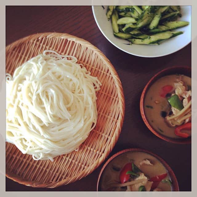 のインスタグラム：「気持ちのいい日曜日。近くを通る秋祭りのお神輿の掛け声を聞きながらのランチは稲庭うどんでグリーンカレーつけ麺。銀座の佐藤養助で買ってきた切り落としの稲庭うどんがコシがあっておいし。お供はナンプラー＆レモンの胡瓜。#lunch #sunday  #greencurry」
