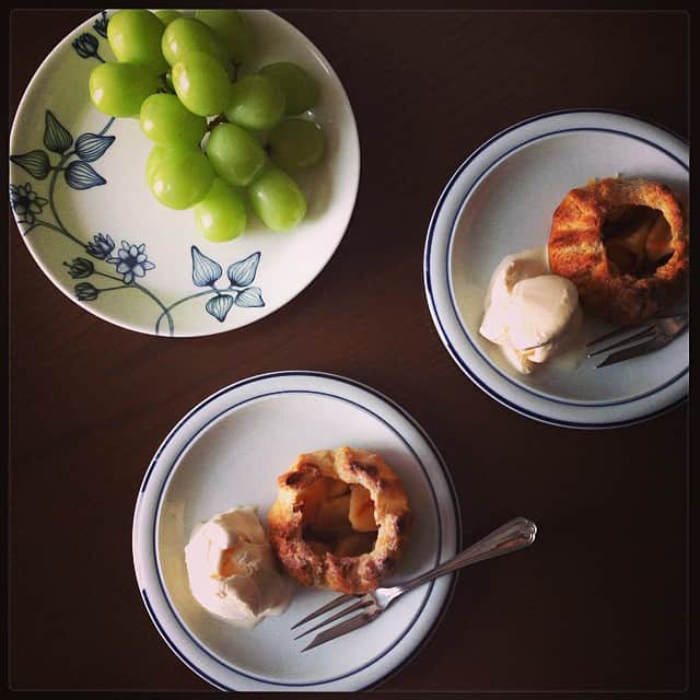 のインスタグラム：「おやつはアップルパイとアイスクリーム。シャインマスカットも添えて秋を満喫♡ #break  #sweets  #autumn  #おやつ #wakanozawa #thankyou」