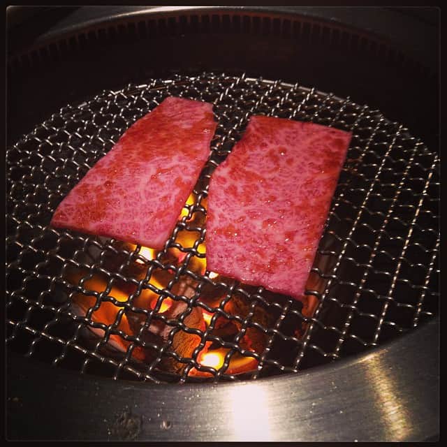 のインスタグラム：「名物ざぶすき。卵の黄身につけてご飯を巻いて食べるともう…😍 #焼肉 #チャンピオンPH #名物」