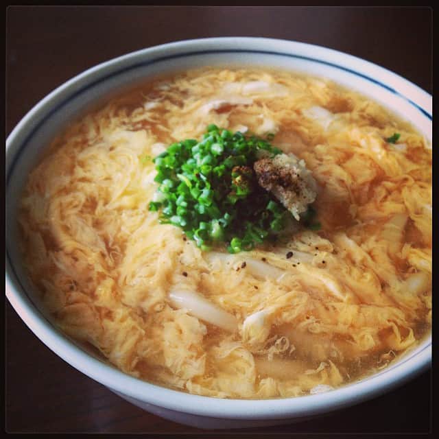 のインスタグラム：「お祭りが終わった静かな三連休最終日。お昼に鶏胸肉入りかき玉うどんを。おろし生姜をたっぷり入れて原了郭の黒七味をぱらり。 #lunch #holiday #昼ごはん」