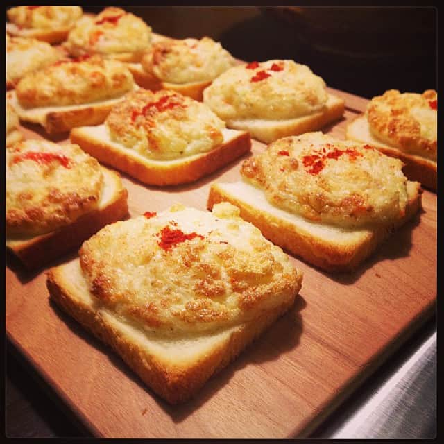 のインスタグラム：「カニのマヨネーズパフ。メレンゲでフワフワ。オーブンでカリッと焼き上げます。 #dinner #holiday#敬老の日」