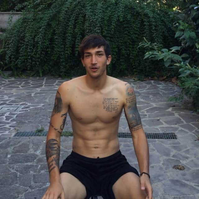 のインスタグラム：「Ringrazio @federicobernardeschi29 per la nomination all' #icebucketchalleng Nomino @albertodefra56 @gianlucapollace37 e @chicco_24  Avete 24 ore!! 🙈🙈」
