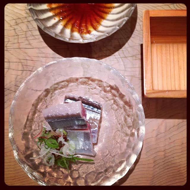 志摩有子さんのインスタグラム写真 - (志摩有子Instagram)「ロケ→ママフェスで今日もお昼ごはんを食べそびれ。大好きなお寿司やさんで走りの秋刀魚♡ #晩ごはん #寿司」8月23日 21時11分 - ariko418