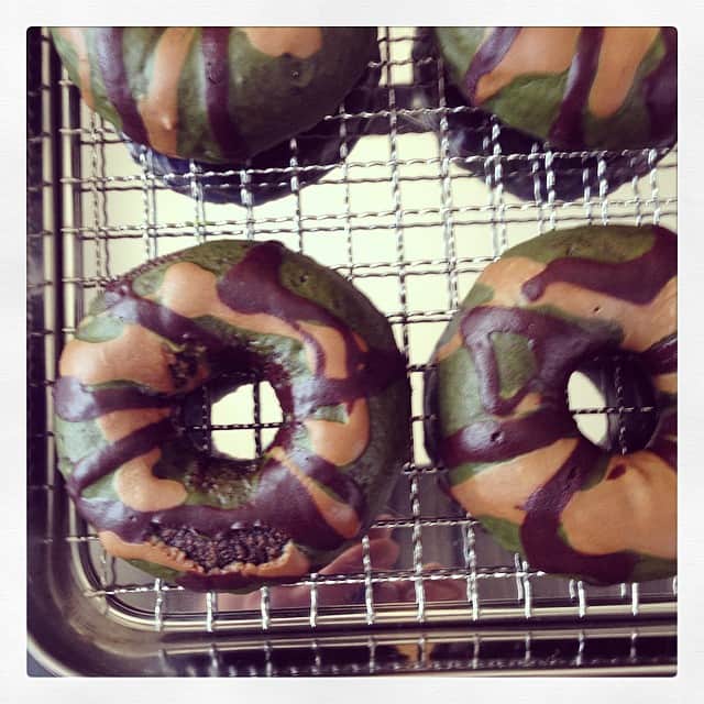 志摩有子さんのインスタグラム写真 - (志摩有子Instagram)「日曜日。見た目は渋いけど、あまーい迷彩ドーナツでスタート。 #sunday #goodmorning #donut」8月24日 10時01分 - ariko418