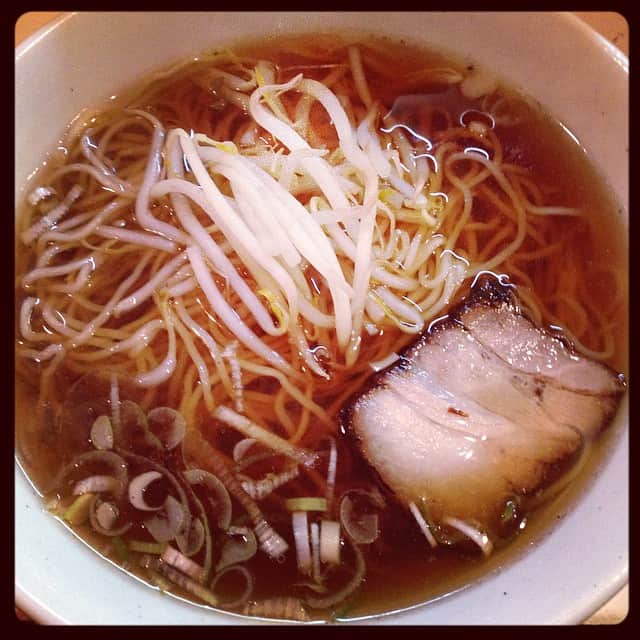 志摩有子さんのインスタグラム写真 - (志摩有子Instagram)「シンプルなラーメン。豚骨を静かに煮出したスープはクリアでありながらコクのある優しい味わい。#浅草 #すしや通り #ラーメン」8月24日 19時33分 - ariko418