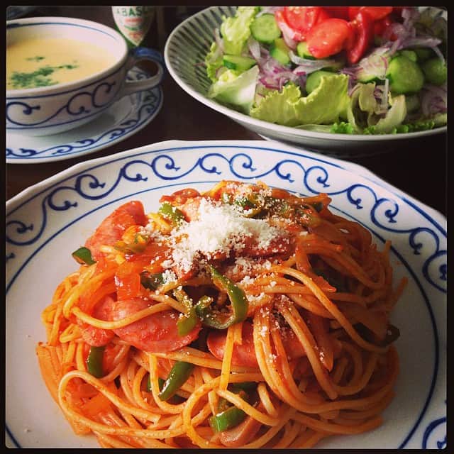 志摩有子さんのインスタグラム写真 - (志摩有子Instagram)「のんびり日曜日のランチはナポリタンにサラダとコーンスープで洋食屋さん風。#lunch #sunday #pasta」8月24日 13時48分 - ariko418