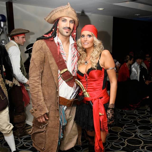 エンリケ・イラーリオのインスタグラム：「Hi everyone! Because tomorrow's Notting Hill Carnival...✌️ #throwback  #fancydress #inlove #fun #oldtimes #goodtimes #jacksparrow #quote #TheProblemIsNotTheProblem;TheProbemIsYourAtitudeAboutTheProblem」