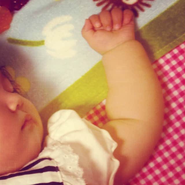 のインスタグラム：「地元帰ってきました。親友の子供に初めて会えた。可愛すぎる。」