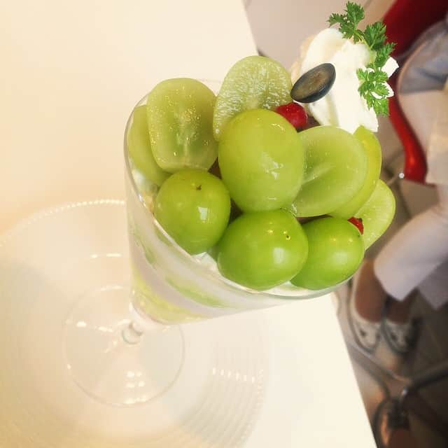 エリカ・セイラさんのインスタグラム写真 - (エリカ・セイラInstagram)「Shine muscat parfait❤️#muscats #shinemuscats #grapes #parfait #fruit #fruitparfait #freshcream #freshfruit #icecream #foodporn #instafood #sweet #dessert #instagood #japanesefruit #fruitparlour #takanofruitparlour #shinjuku #tokyo #japanesefruit #タカノフルーツパーラー」8月26日 16時55分 - erica_sarah_