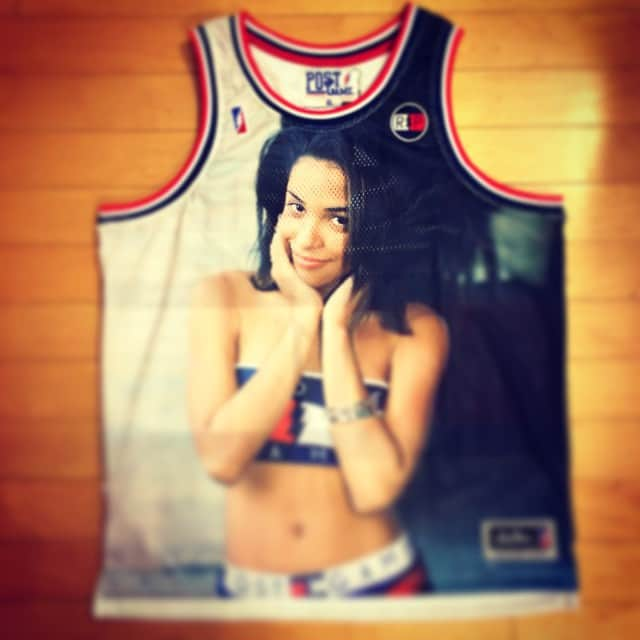 GROW AROUNDさんのインスタグラム写真 - (GROW AROUNDInstagram)「Rest in Paradise, Baby Girl Liyah. Thanx Good Music & Smile... #rip #13years #babygirlliyah #summergirl #rocktheboat #oneinamillion #missyou #aaliyah #postgame #growaround」8月26日 10時01分 - growaround