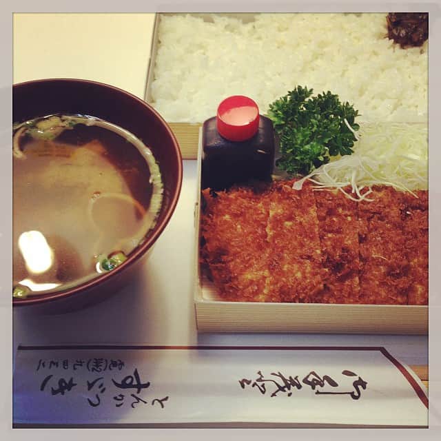 志摩有子さんのインスタグラム写真 - (志摩有子Instagram)「ロケ→スタジオ物撮り。ランチはとんかつすずきのお弁当。やっぱり美味しい♡ #lunch #takeout  #とんかつ #お弁当」8月26日 14時30分 - ariko418