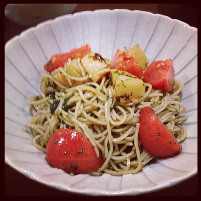 志摩有子さんのインスタグラム写真 - (志摩有子Instagram)「トマトとホタテの冷たいお蕎麦。 青じその香りが爽やかな冷製パスタの趣き。 #晩ごはん #蕎麦」8月26日 20時24分 - ariko418