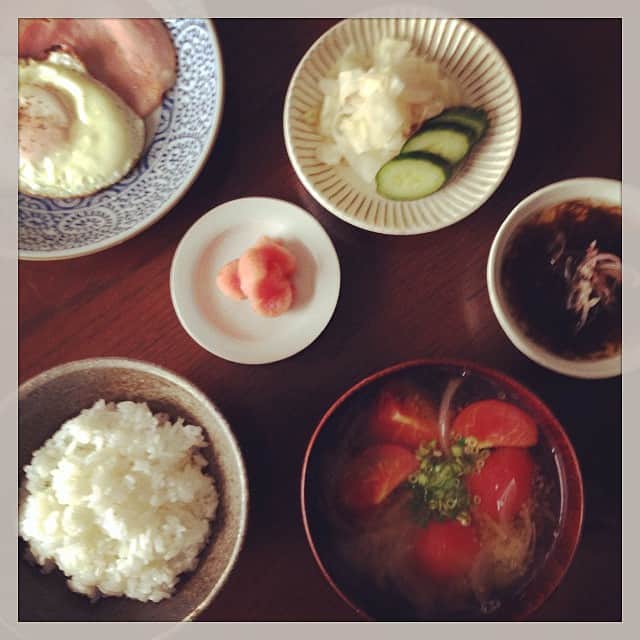 志摩有子さんのインスタグラム写真 - (志摩有子Instagram)「空がぐずり気味の水曜日。よく漬かって酸味の増したきゃべつの古漬けをたっぷり食べたくてご飯を炊いた。お味噌汁はトマトと玉ねぎ。#goodmorning  #朝食」8月27日 8時19分 - ariko418