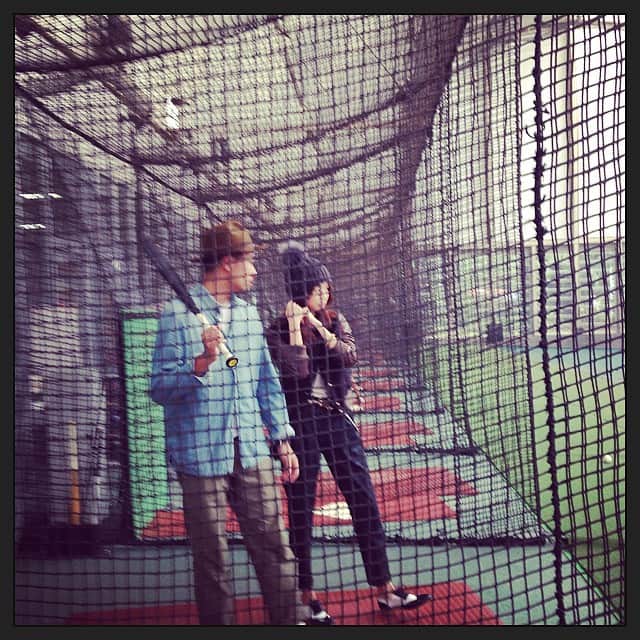 志摩有子さんのインスタグラム写真 - (志摩有子Instagram)「打撃指導するイケメンカメラマンと絵美里ちゃん。 #classy #magazine #shooting  #baseball」8月29日 13時16分 - ariko418