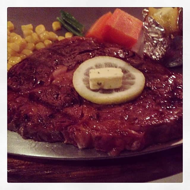 志摩有子さんのインスタグラム写真 - (志摩有子Instagram)「ロケ後のランチはがっつりお肉♡ #lunch #steak #絵美里ちゃんごめん」8月29日 14時24分 - ariko418